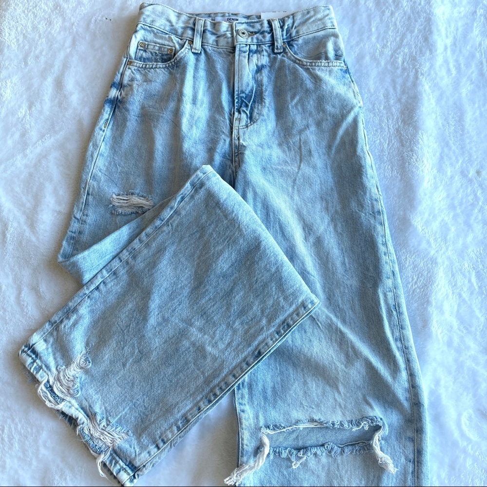 NWT Bershka 90’s jeans light Wash Sz 2 (k902)